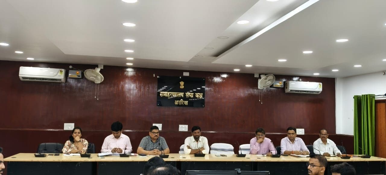 संभावित बाढ़ के खतरों से निबटने के लिए तैयारी करें पूरी: डीएम
