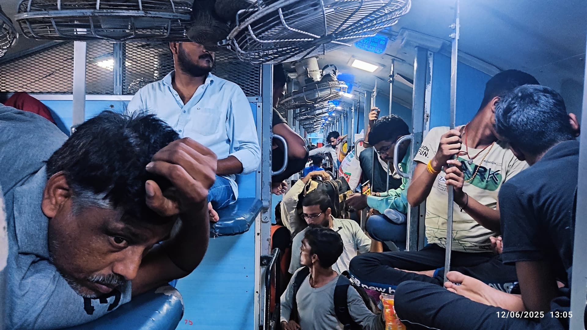 भेड़-बकरियों की तरह स्लीपर क्लास में यात्रा कर रहे रेल यात्री, गर्मी बनी मुसीबत