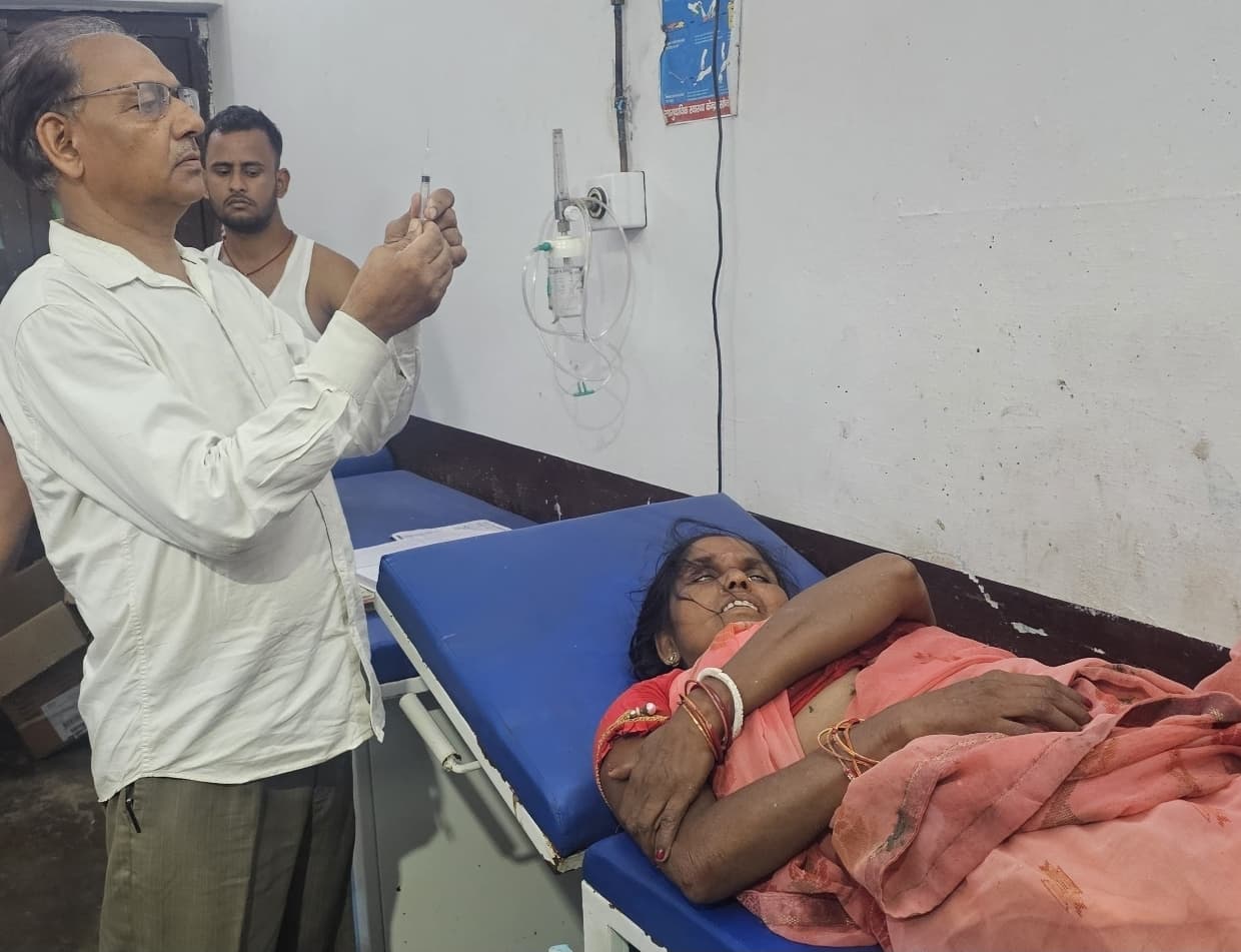 सड़क के नीचे गड्ढे में गिरी अनियंत्रित कार, दो महिलाएं समेत पांच घायल