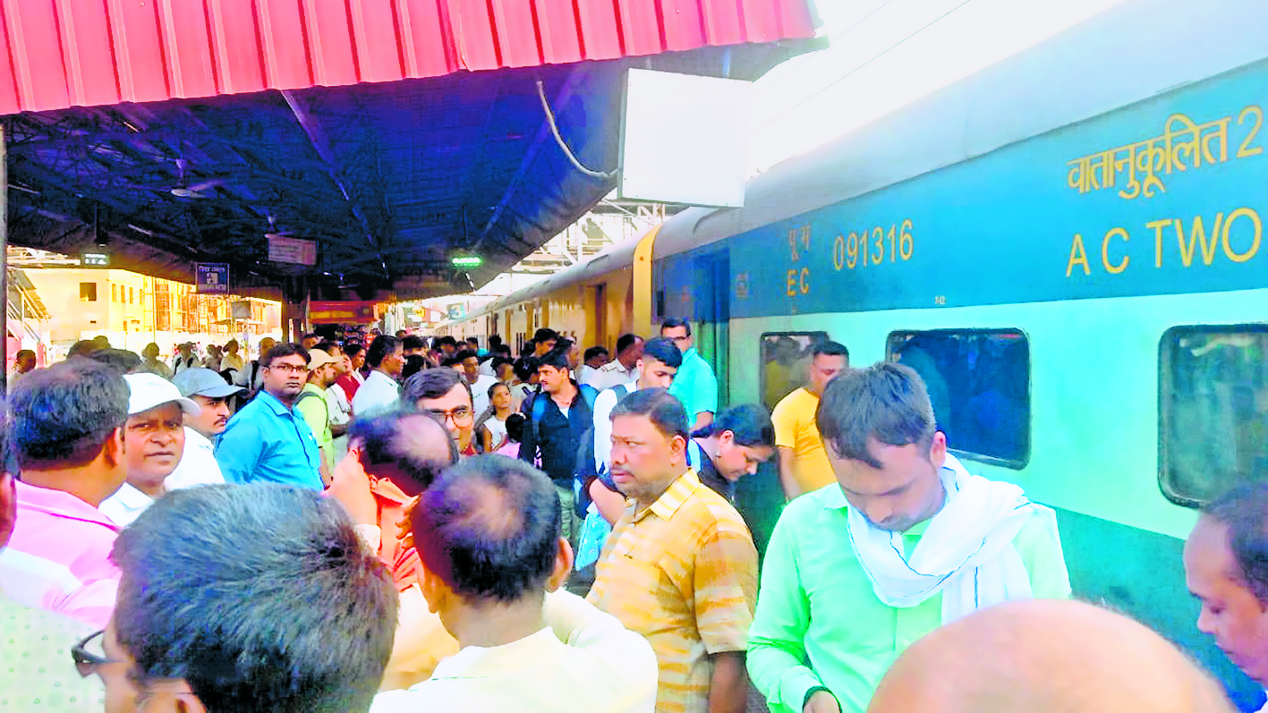 Gaya News : एसी खराब होने से गया जंक्शन पर शेखपुरा-नयी दिल्ली स्पेशल ट्रेन में हंगामा