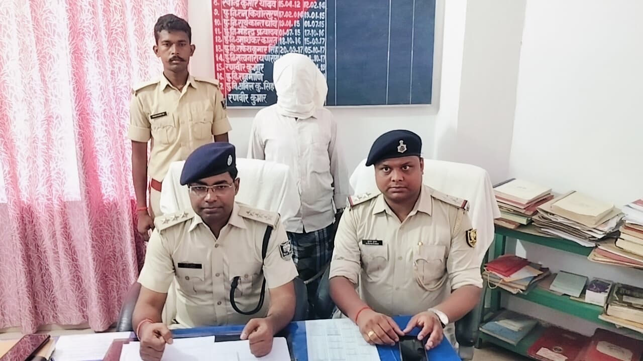 चिड़ैया पुलिस की कार्रवाई, हथियार के साथ एक गिरफ्तार