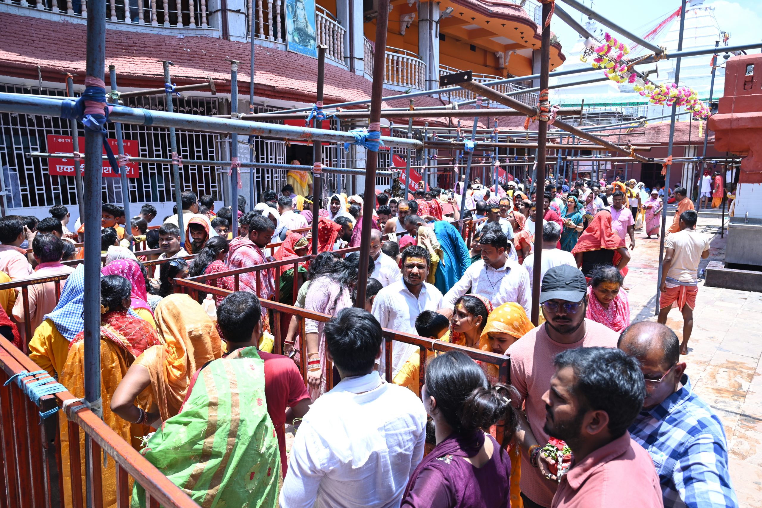 Deoghar News : झुलसाती धूप, उमस भरी गर्मी से श्रद्धालुओं को हुई परेशानी