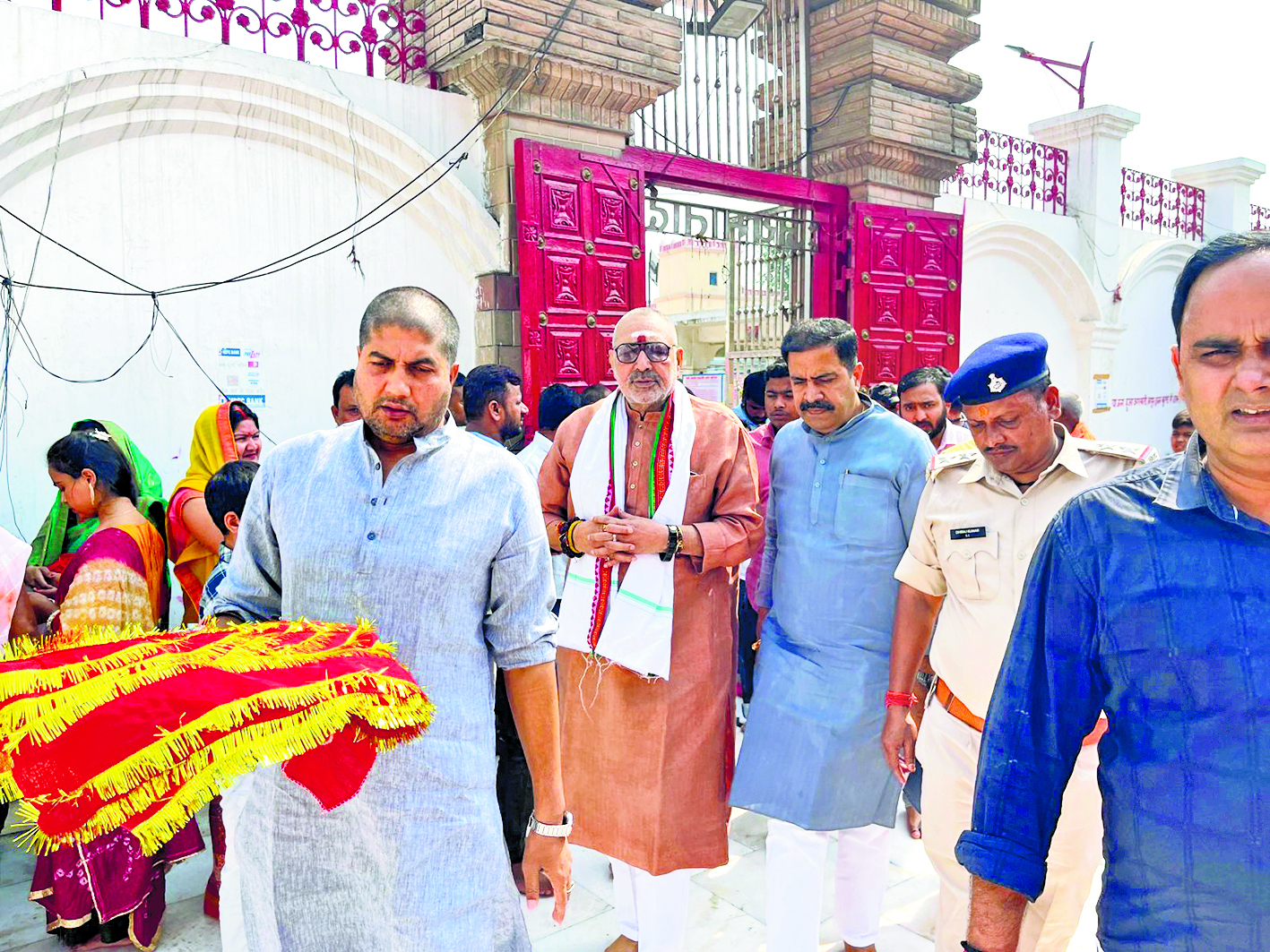 Gopalganj News : लालू जी तलवार से केक काटें या स्कूटर पर भैंस घुमाएं उन्हें डॉ आंबेडकर का अपमान करने का अधिकार नहीं