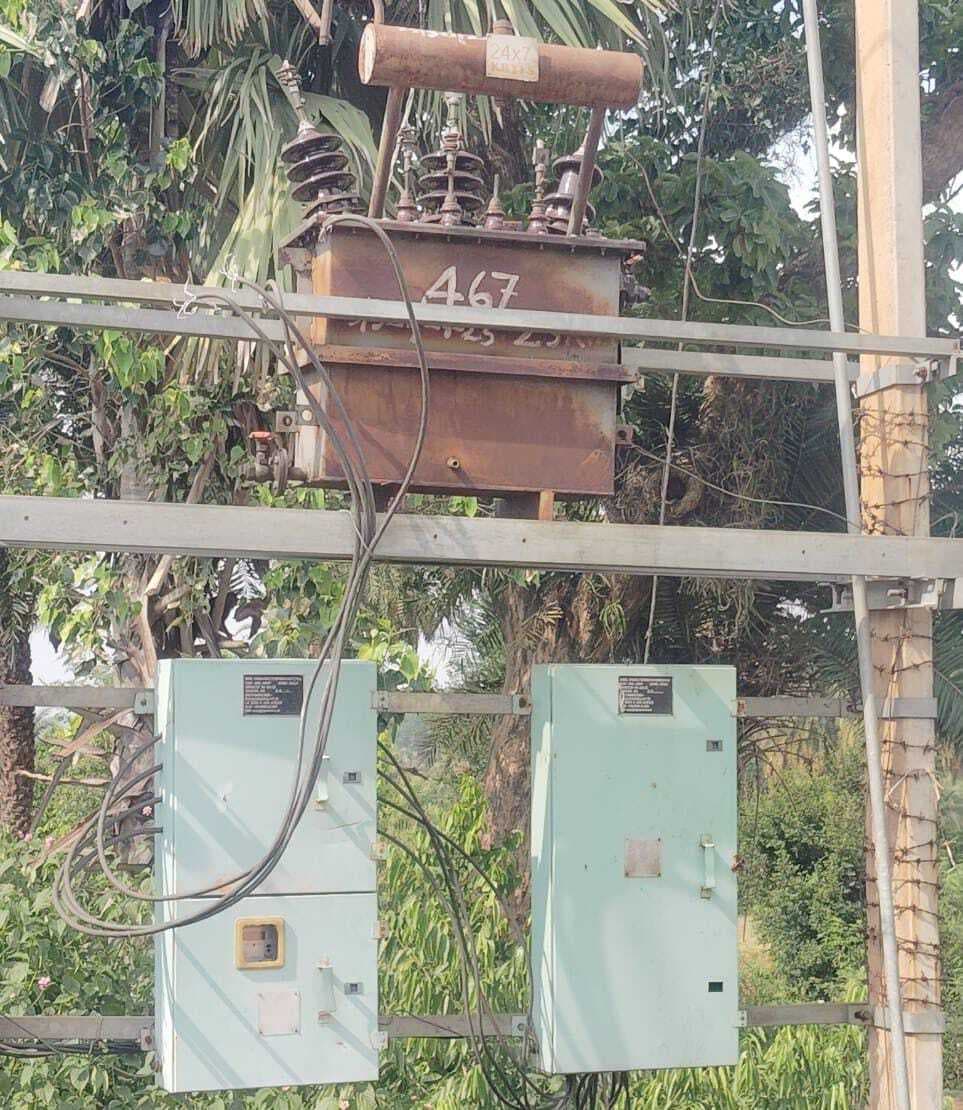 कुमगाढ़ा में एक माह से ट्रांसफाॅर्मर खराब, 30 घरों में अंधेरा