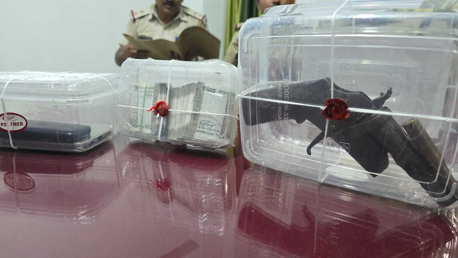 आपराधिक घटना को अंजाम देने के फिराक में घूम रहा युवक हथियार के साथ गिरफ्तार