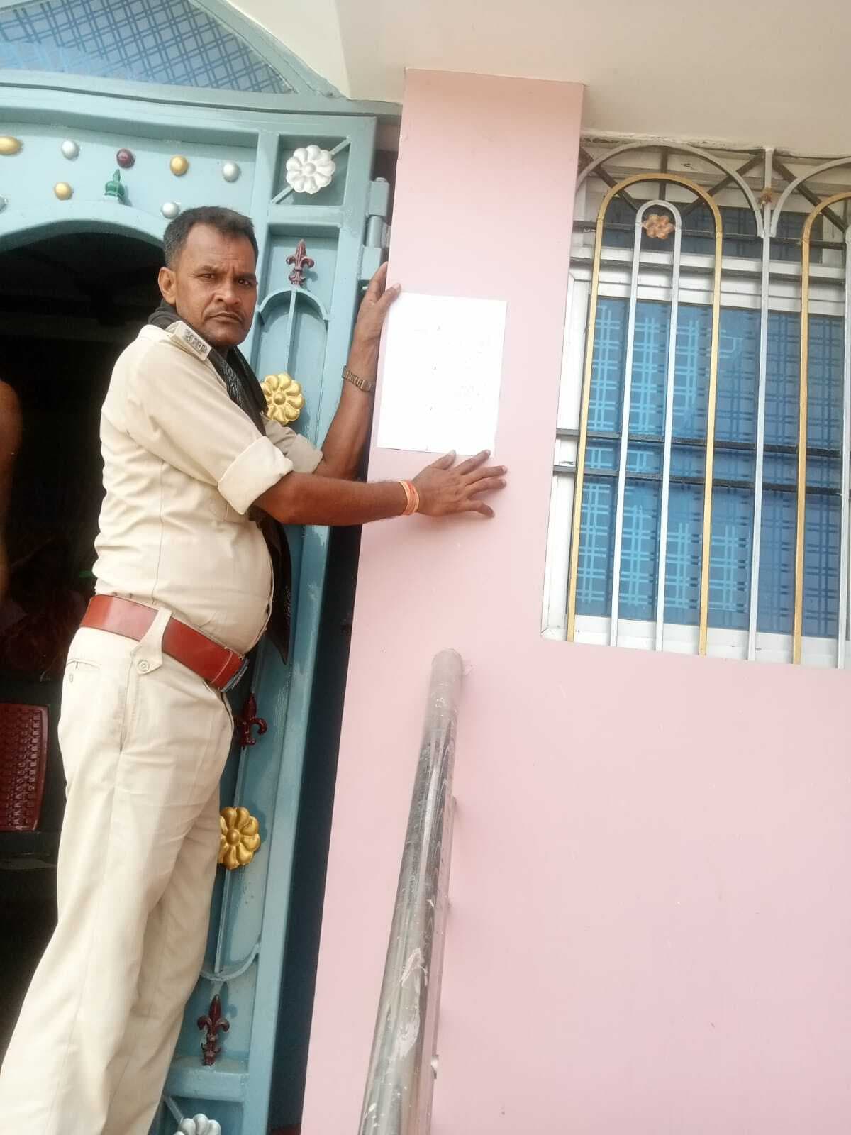 पुलिस ने फरार सात आरोपितों के घरों पर चिपकाया इश्तेहार