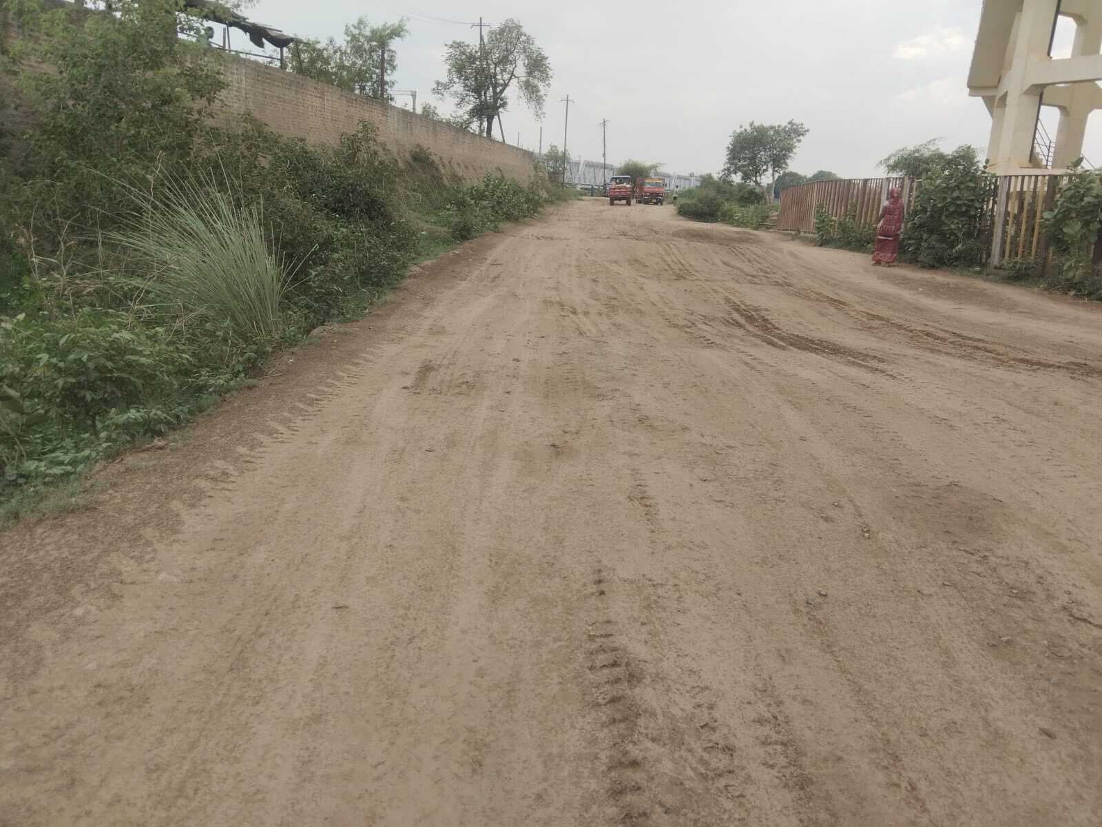 सड़क की हालत खराब, रेलवे कर्मचारियों को परेशानी