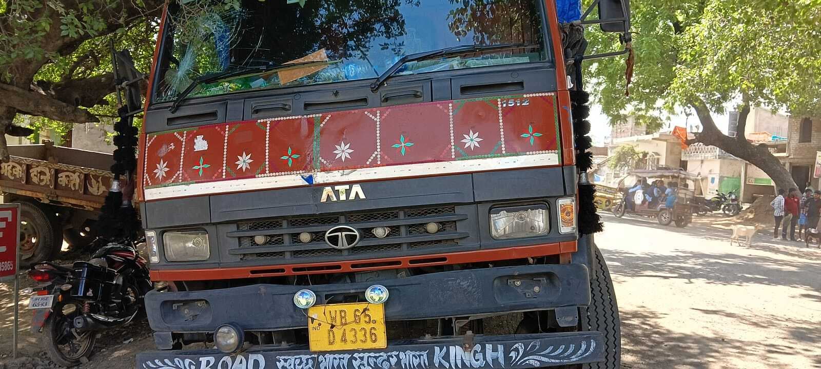 तीन हादसे कर भागा ट्रक चालक, गुस्साये ग्रामीणों ने की पिटाई