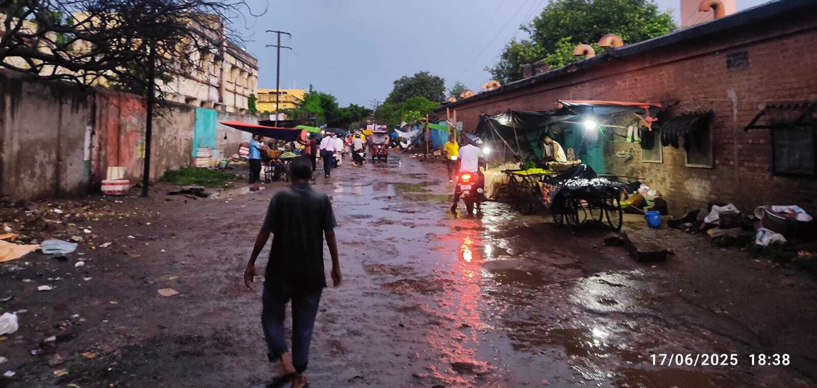 दो प्रखंड को जोड़ने वाली जमालपुर की ऊपरी रोड की स्थिति जर्जर, आम लोग परेशान