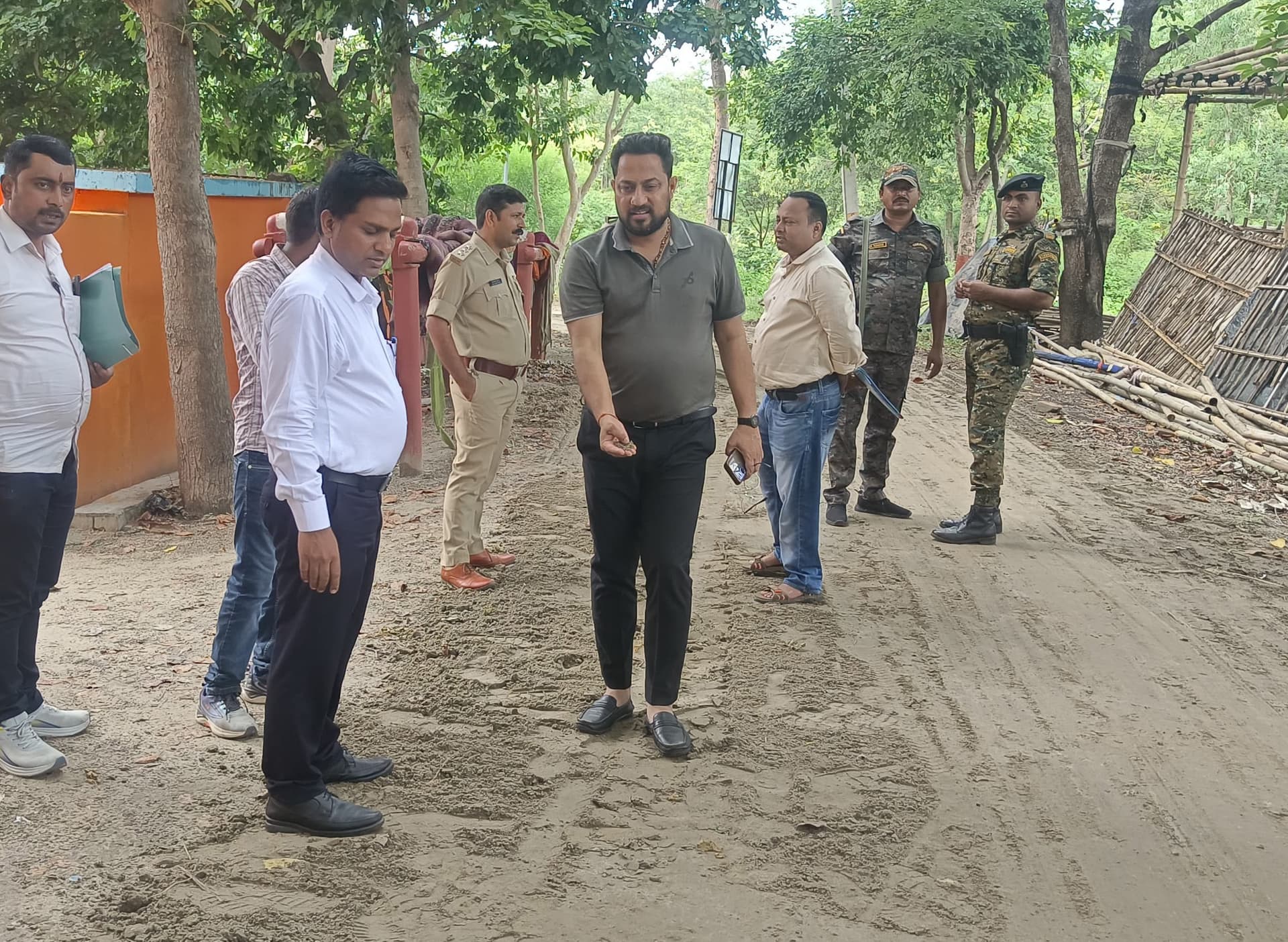 कांवरिया पथ पर पाये गए गड्डे, संवेदक को पत्राचार करने का निर्देश