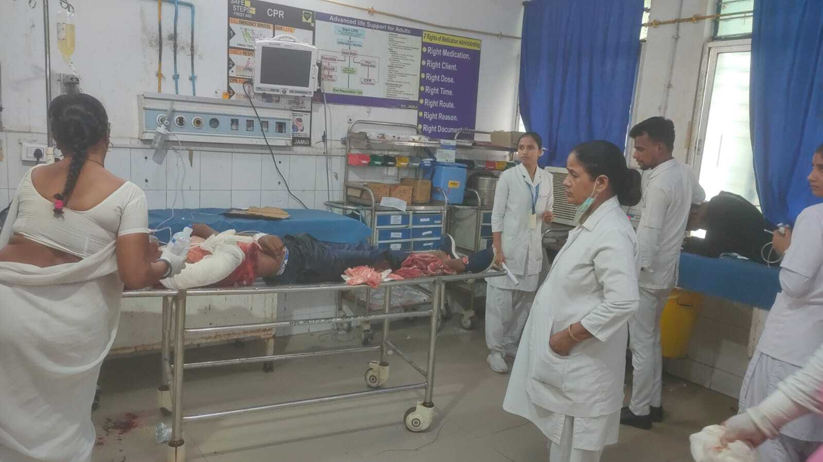 बालू लदे ट्रैक्टर की ठोकर से दो युवक घायल, एक पटना रेफर