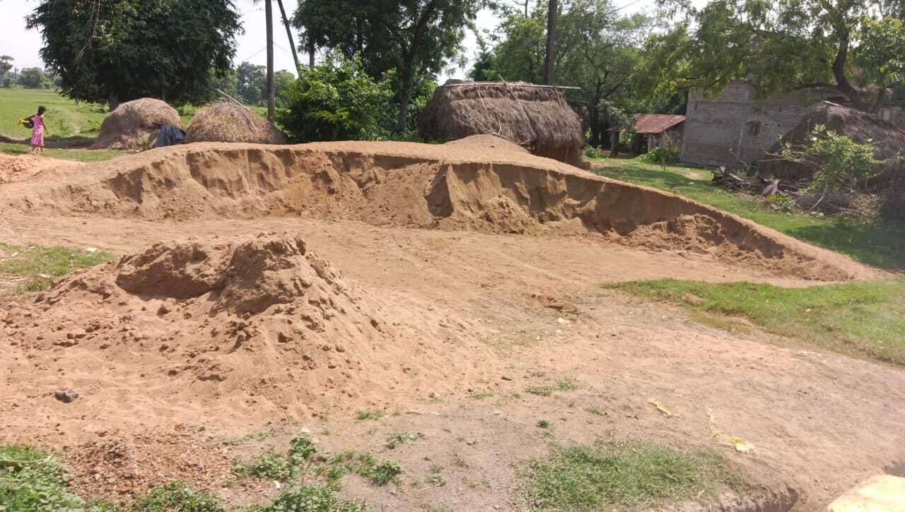 कांसादिघी गांव में बंगाल सीमा पर बालू का अवैध भंडारण