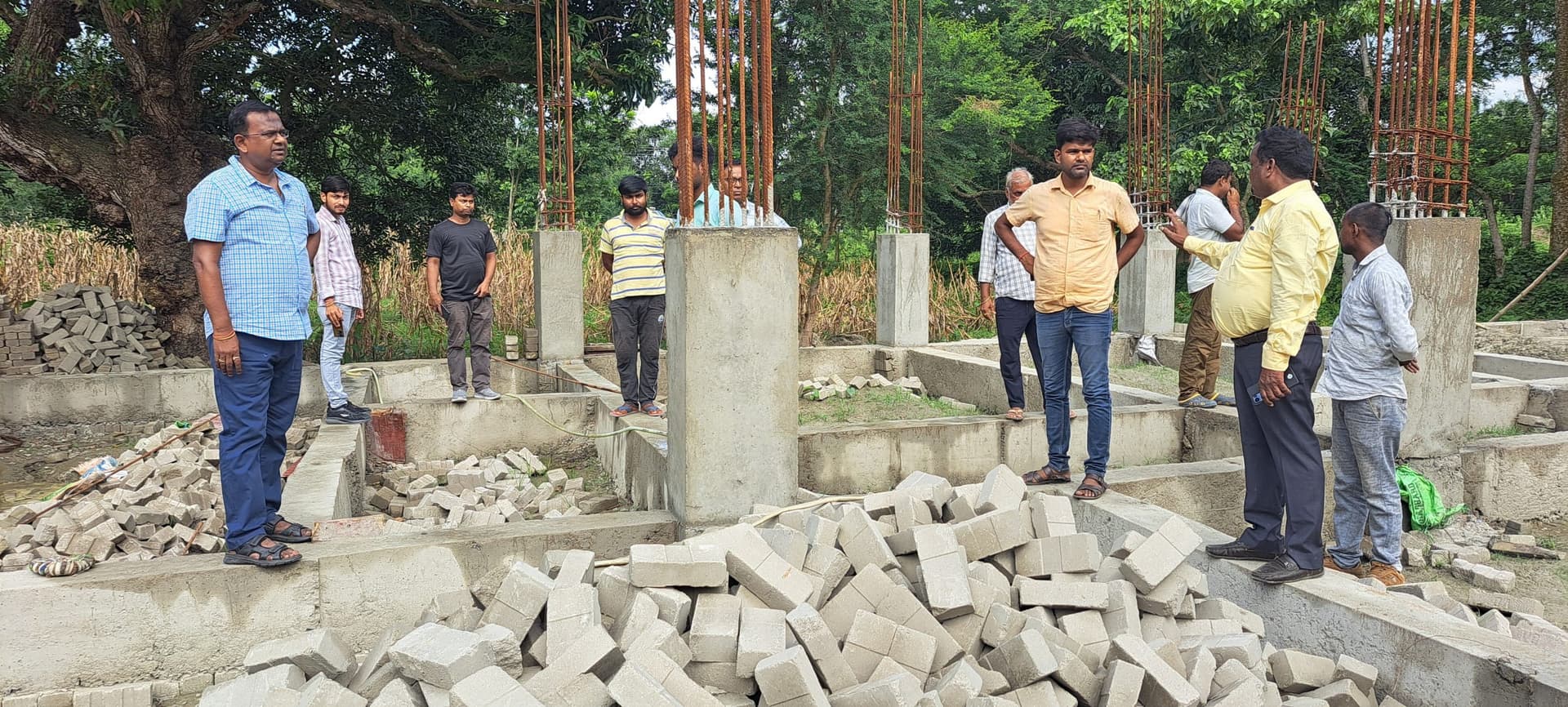 निर्माणाधीन पंचायत सरकार भवन के कार्य का बीडीओ ने की जांच