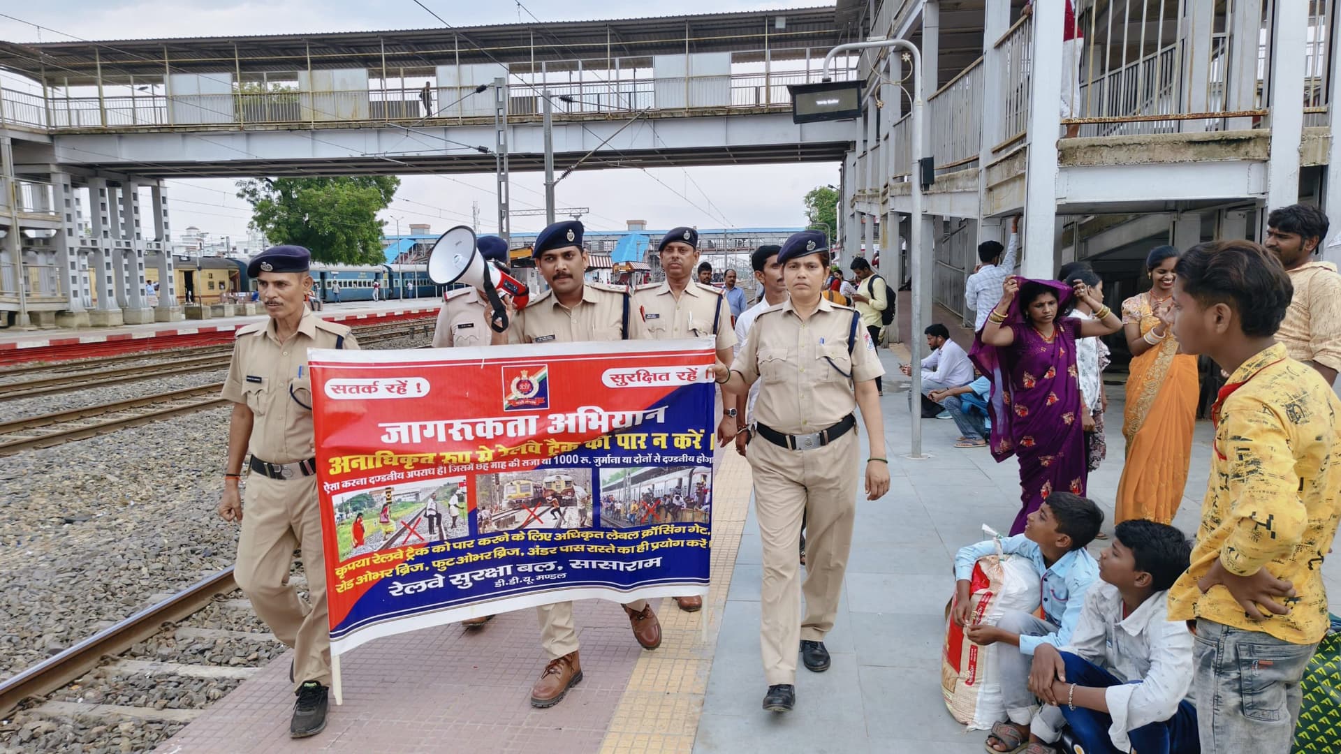 रेलवे स्टेशन पर अभियान चला यात्रियों को किया गया जागरूक
