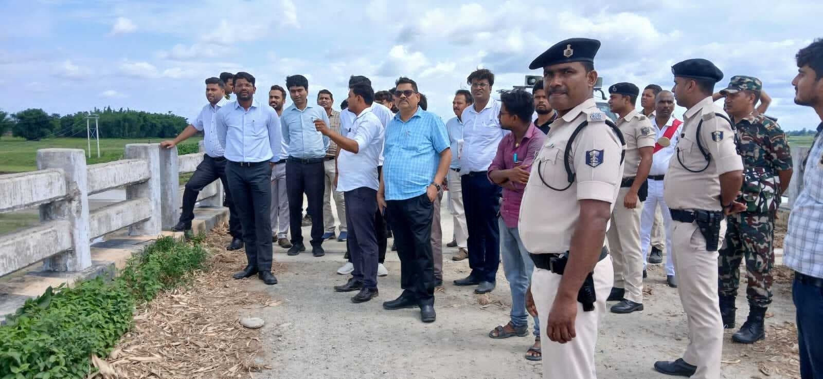 बाढ़ की तैयारियों का डीएम ने लिया जायजा