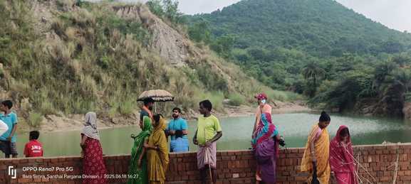 युवक के तालाब में डूबने की आशंका, बरामद किया गया चप्पल