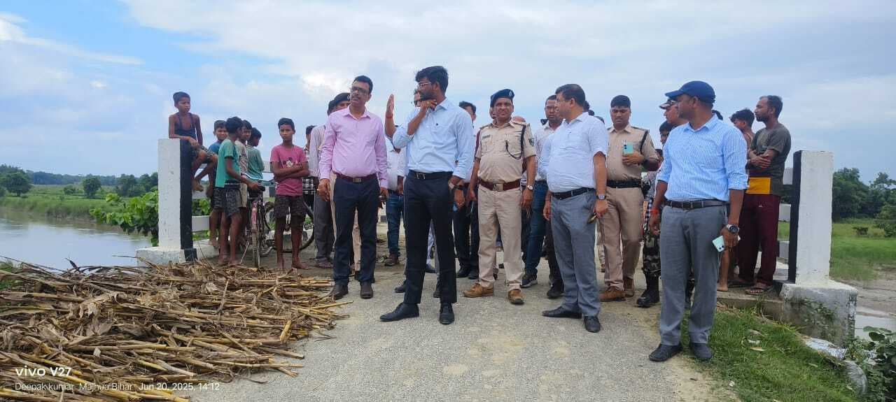 डीएम ने घाटों व तटबंधों का किया निरीक्षण