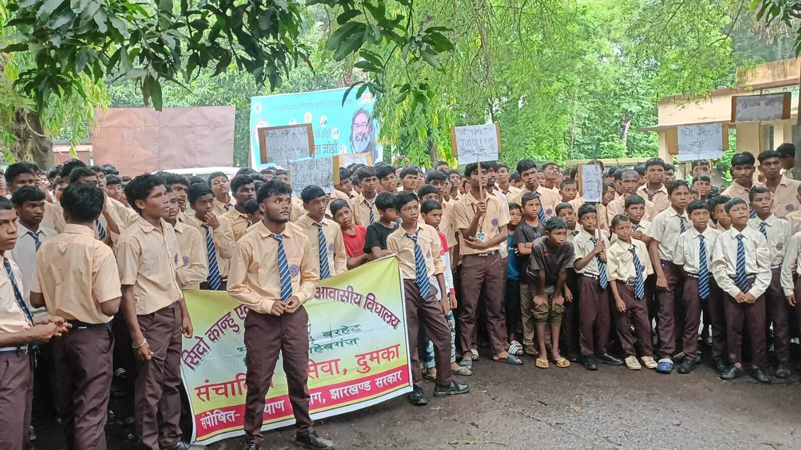 एकलव्य विद्यालय भोगनाडीह के संगीत शिक्षक को हटाने पर छात्रों ने किया रोड जाम