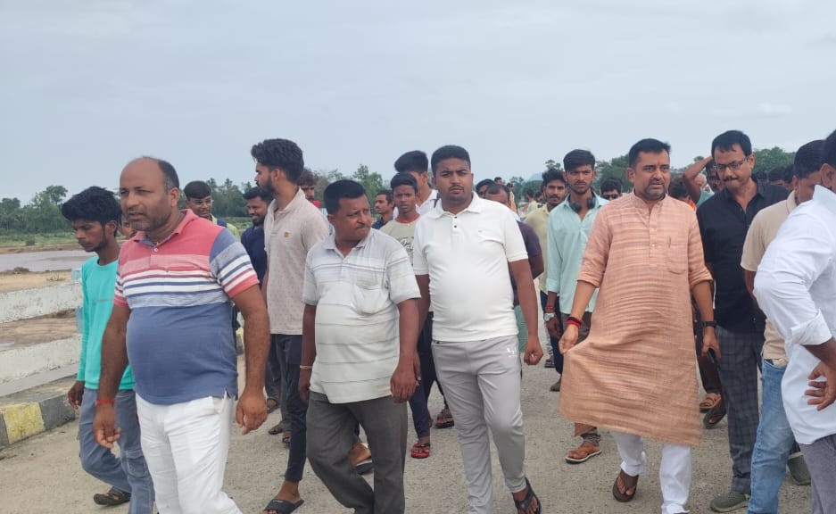 क्षतिग्रस्त पुल का निरीक्षण पूर्व विधायक ने किया