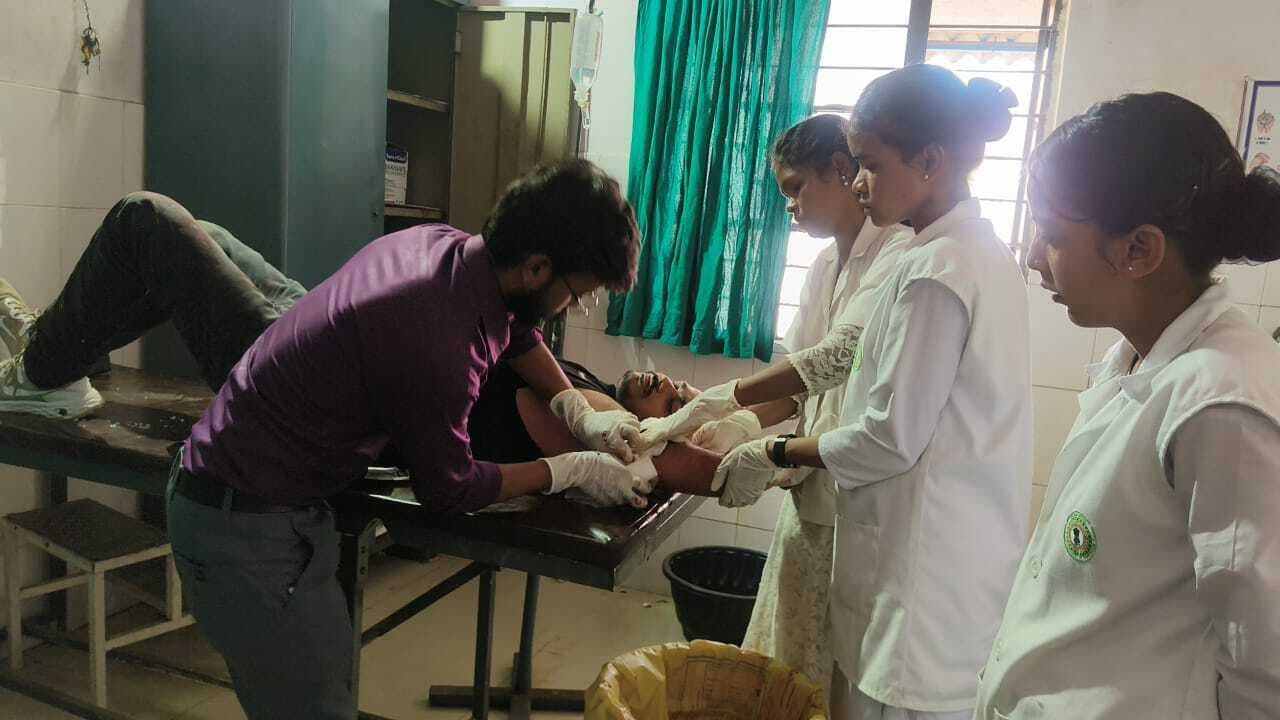 दो मोटरसाइकिलों की आमने-सामने की टक्कर में चार घायल