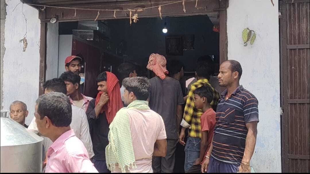Bhagalpur news दुकान के गल्ले से नकदी चोरी, चोर सीसीटीवी फुटेज में कैद