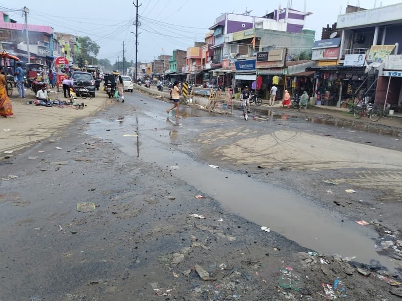पोड़ैयाहाट मुख्य बाजार में नाली जाम से जलजमाव, बदबू से त्रस्त लोग