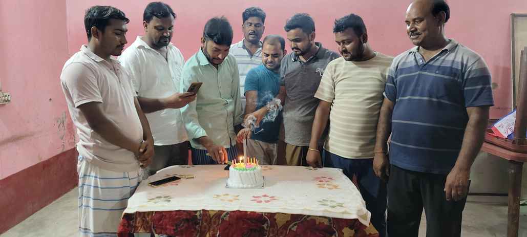 कांग्रेस कार्यकर्ताओं ने दीपिका पांडेय के जन्मदिन पर काटा केक
