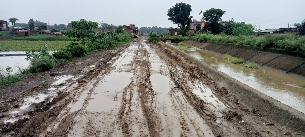 हरिनकोल-देवघर मोड़ सड़क बदहाल, बारिश में आवाजाही ठप