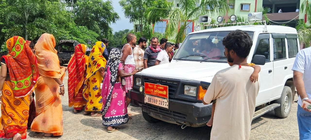 Bhagalpur news जमीन मांगने पहुंची महिलाओं ने सीओ के वाहन को घेरा