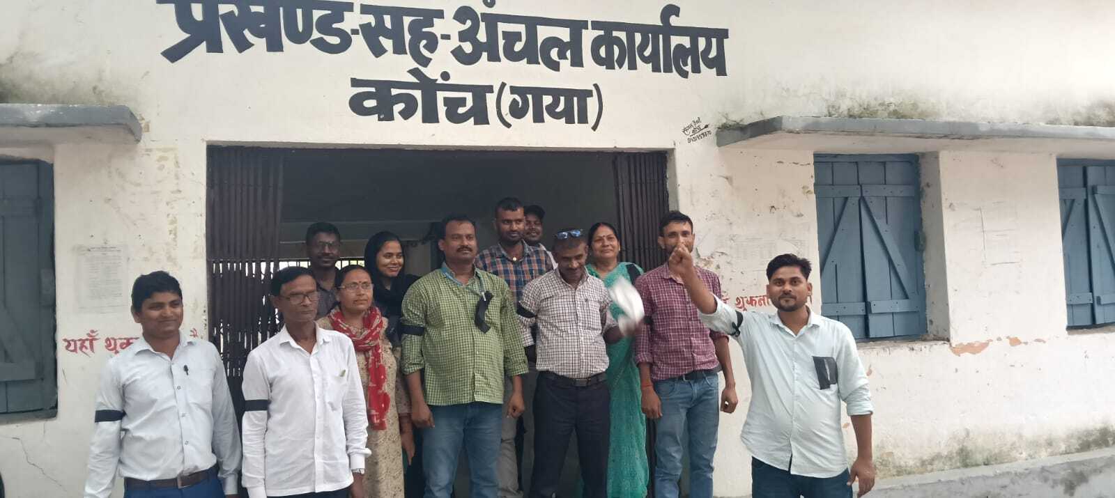 प्रखंडकर्मियों ने काली पट्टी लगा कर जताया विरोध