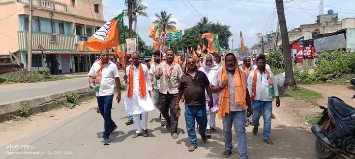 पोड़ैयाहाट में भाजपा कार्यकर्ताओं की आक्रोश रैली, प्रखंड कार्यालय में किया प्रदर्शन