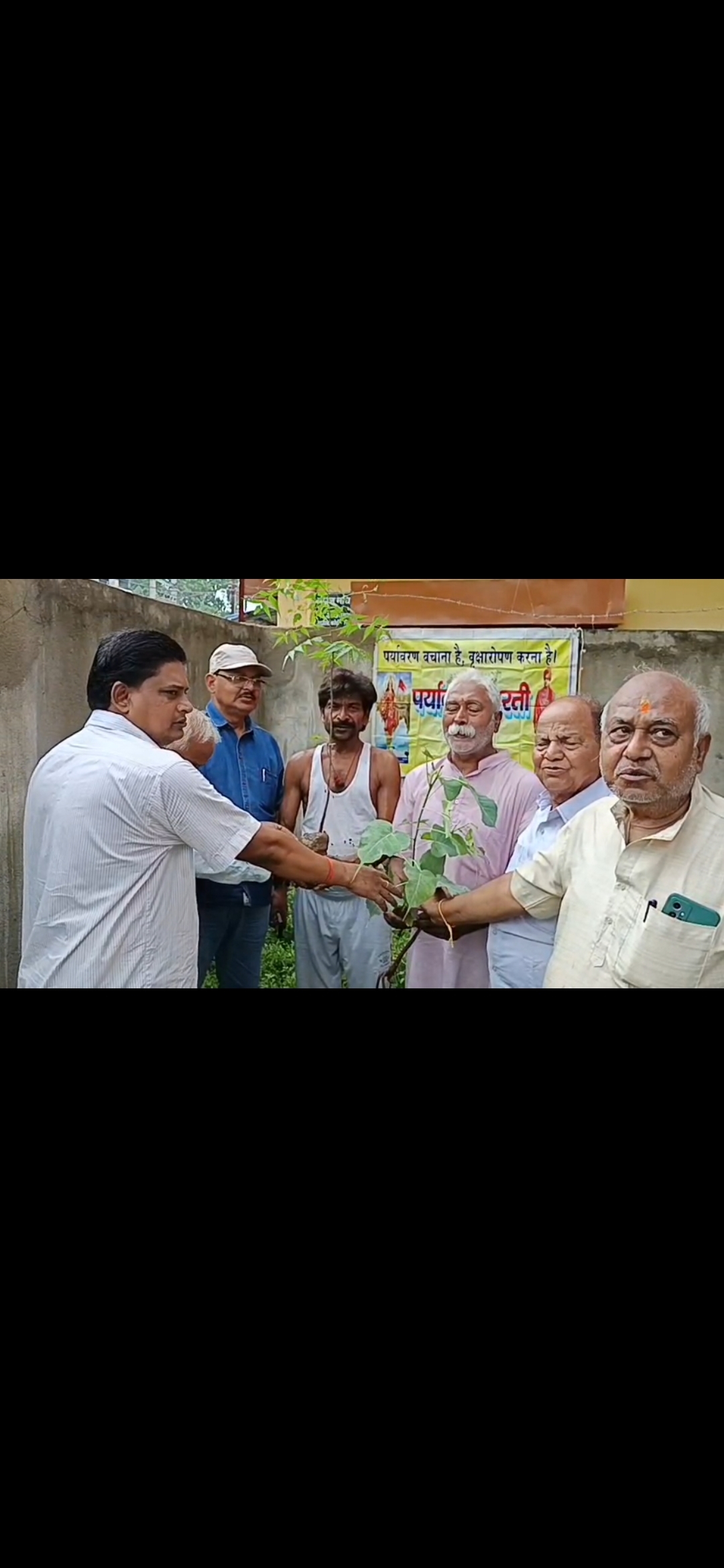 स्कूल परिसर में किया गया पौधरोपण