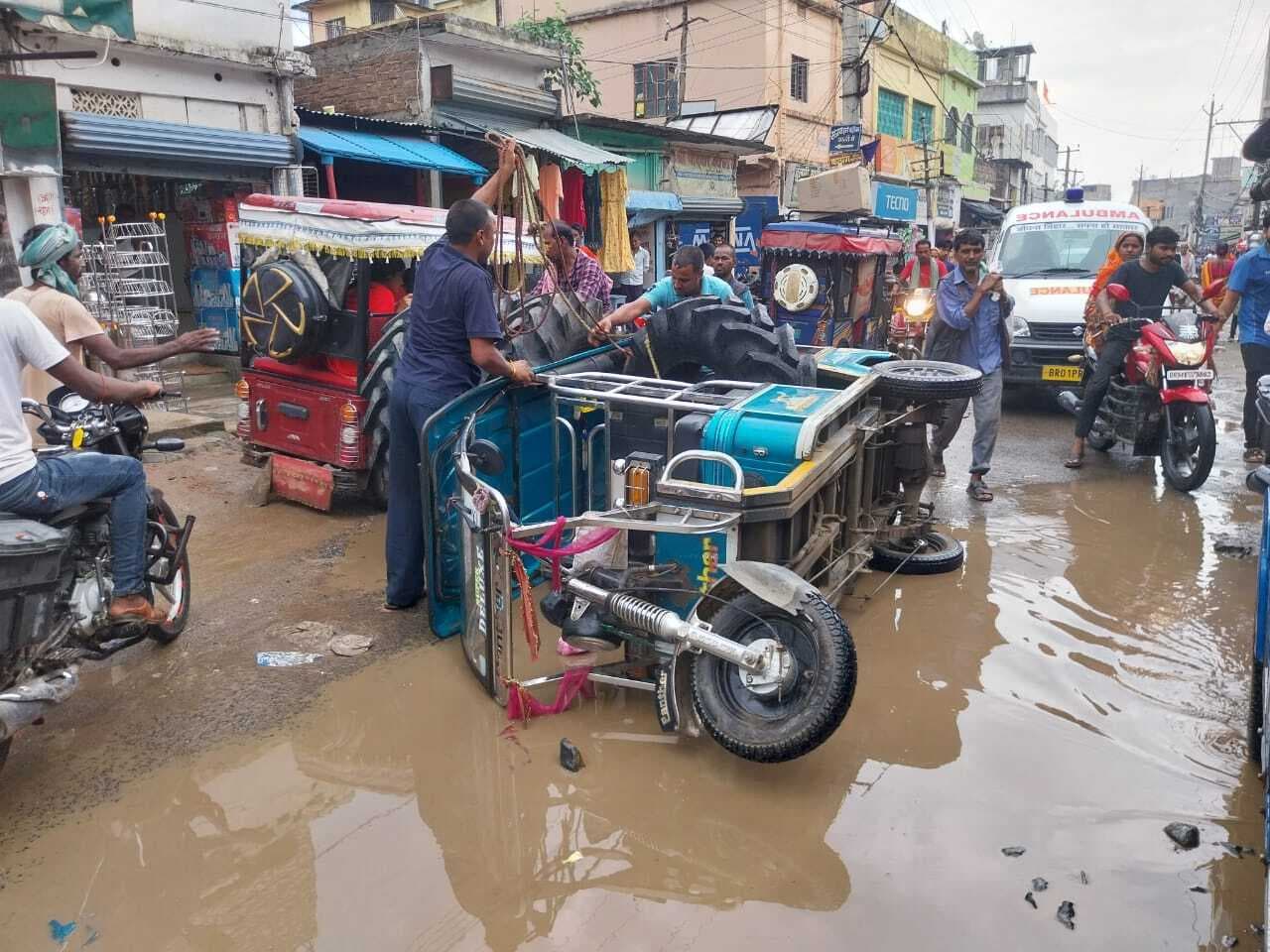 सड़क पर पानी भरे गड्ढे में टोटो पलटा, चालक घायल