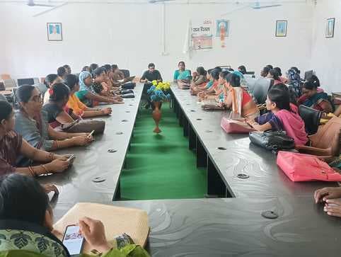 सेविकाओं की मासिक बैठक में केंद्र संचालन में सुधार पर दिया गया जोर