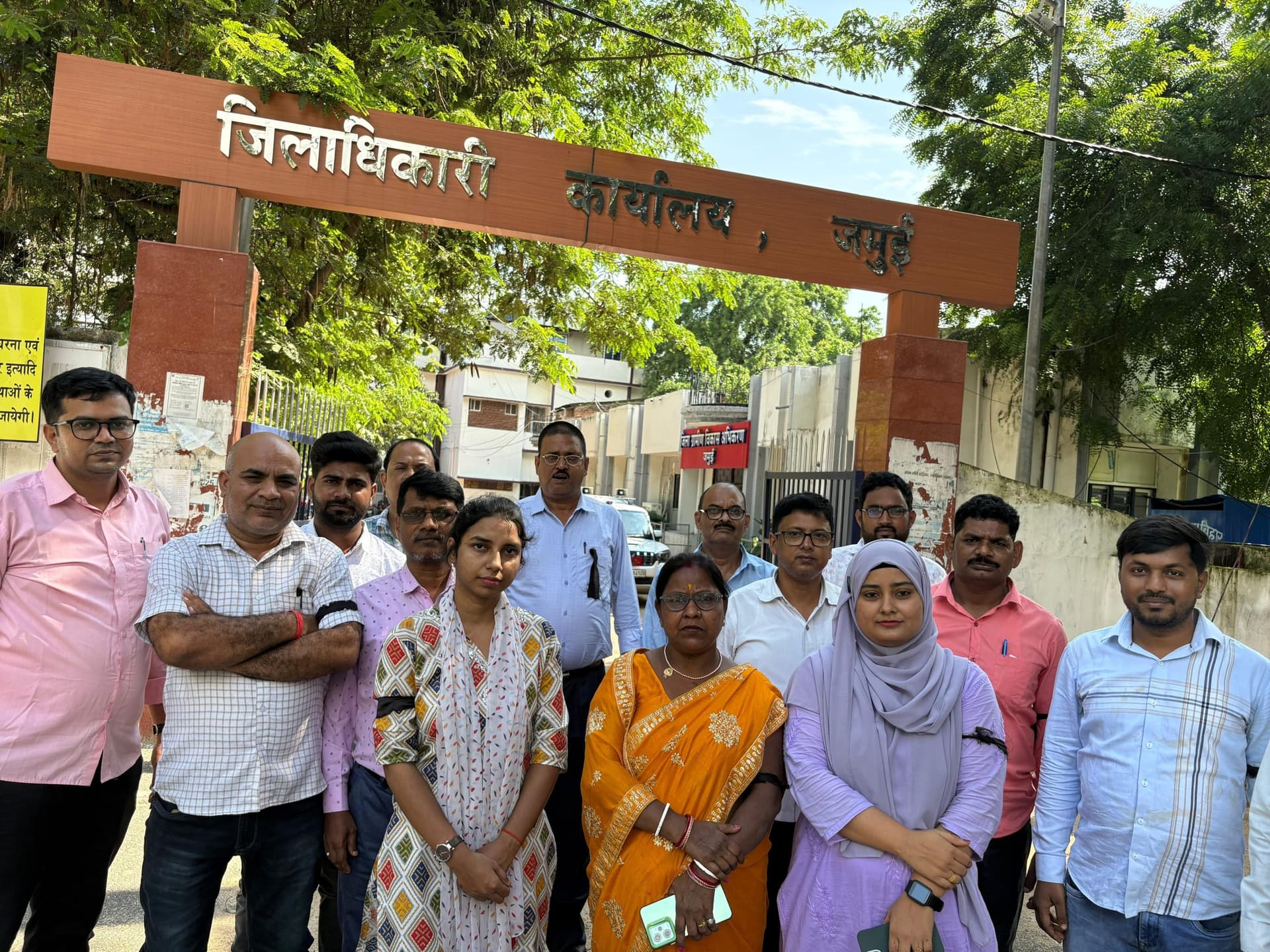 10 सूत्री मांगों को लेकर कर्मियों ने किया प्रदर्शन