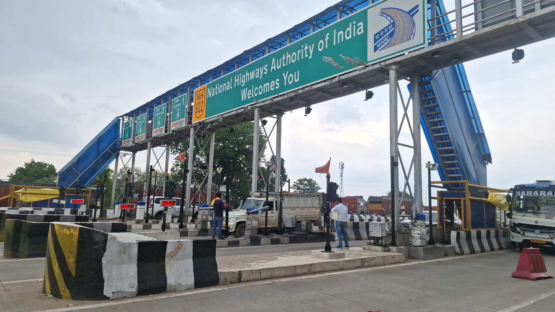 वीआइपी लेन से बिना टोल दिये पार हो रहे वाहन, वीडियो वायरल