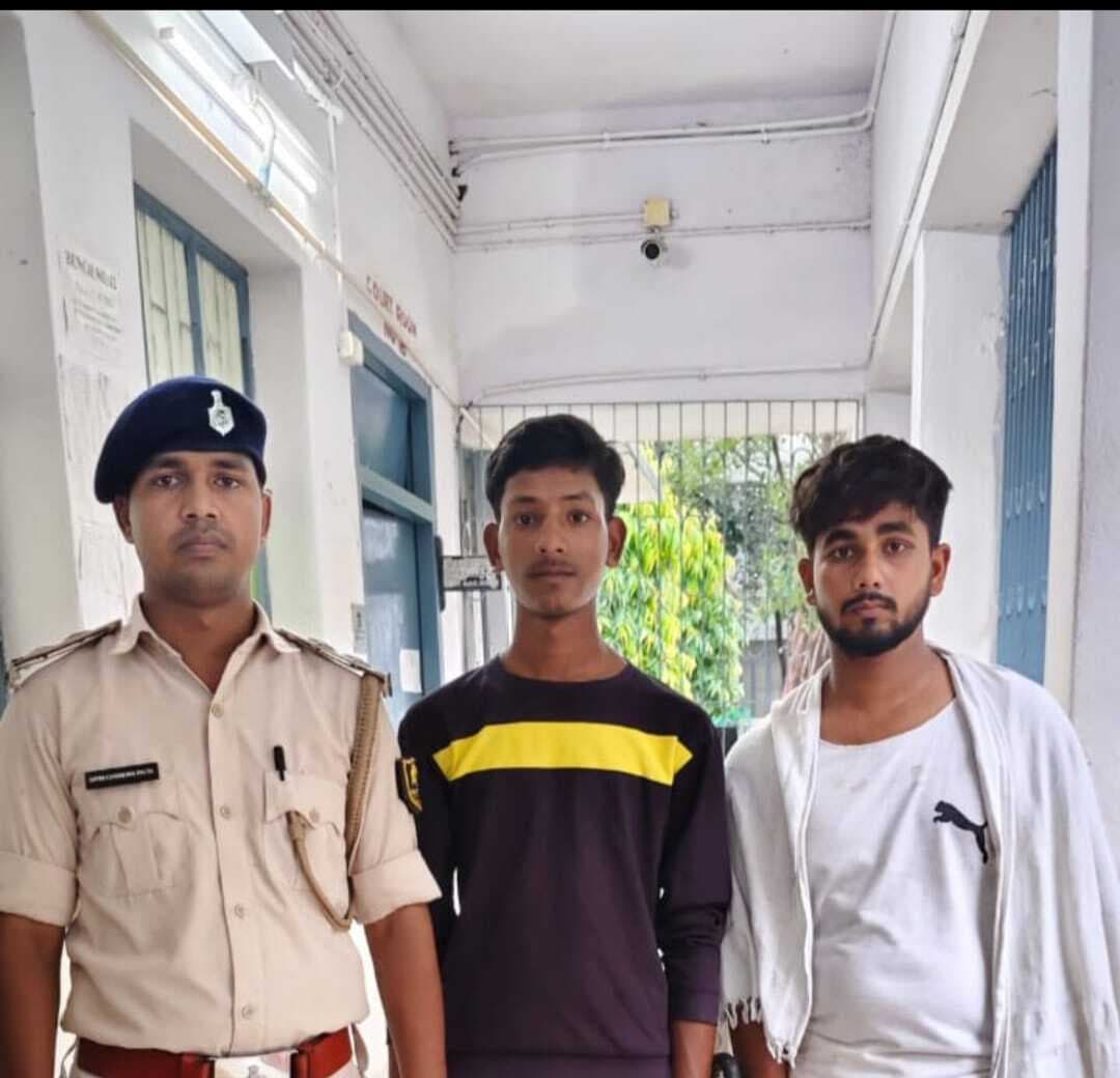 लूट व मारपीट मामले में दो गिरफ्तार, मोबाइल बरामद