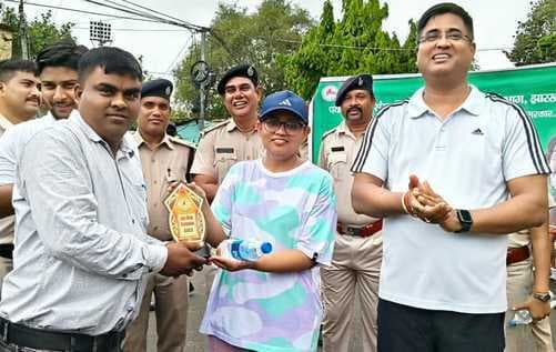 नशा मुक्ति अभियान में योगदान के लिए मिथिलेश कुमार को डीसी व एसपी ने किया सम्मानित