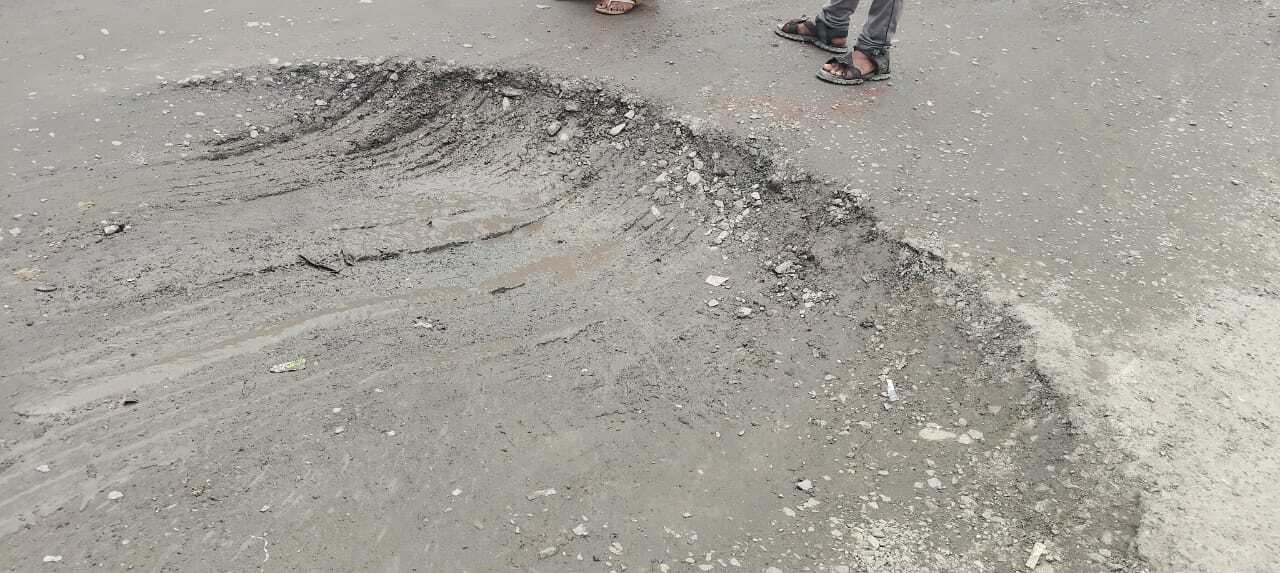 गेड़ाबाड़ी में एनएच 31 का सर्विस रोड धंसा, दुर्घटना की आशंका