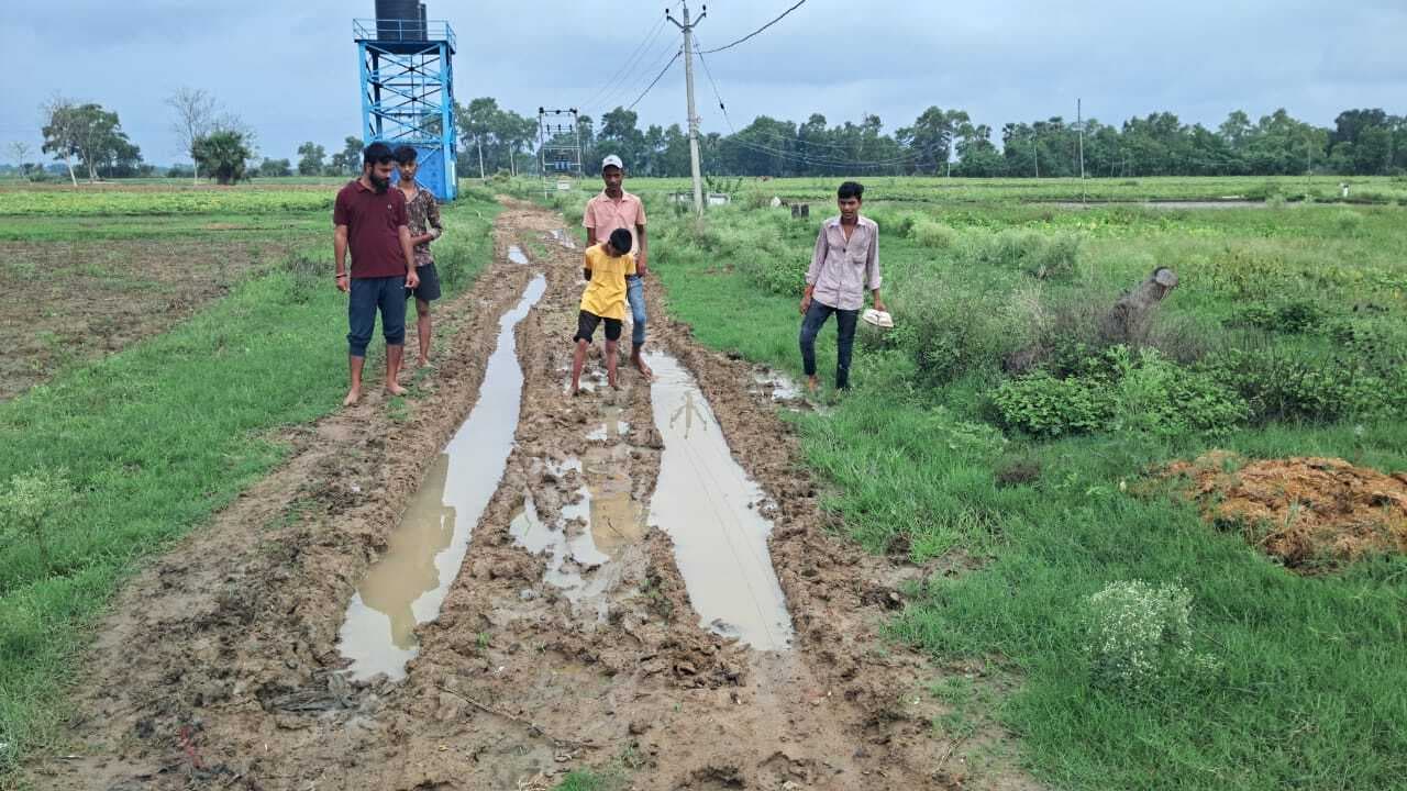 शंकरपुर गांव पक्की सड़क से वंचित, ग्रामीण वर्षों से झेल रहे परेशानी