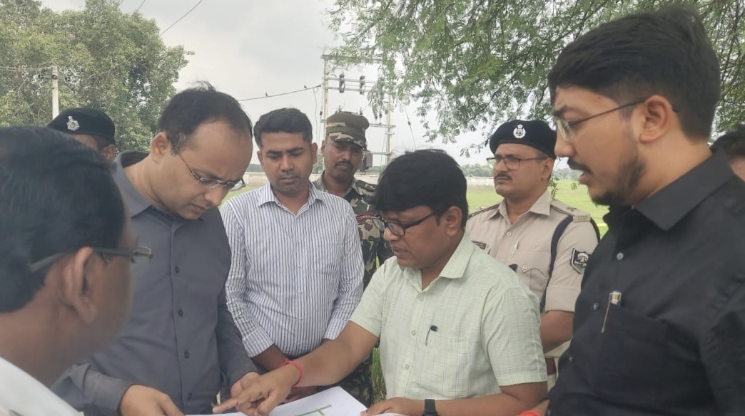 डीएम पहुंचे गुरुआ, उत्तर कोयल नहर परियोजना का निरीक्षण