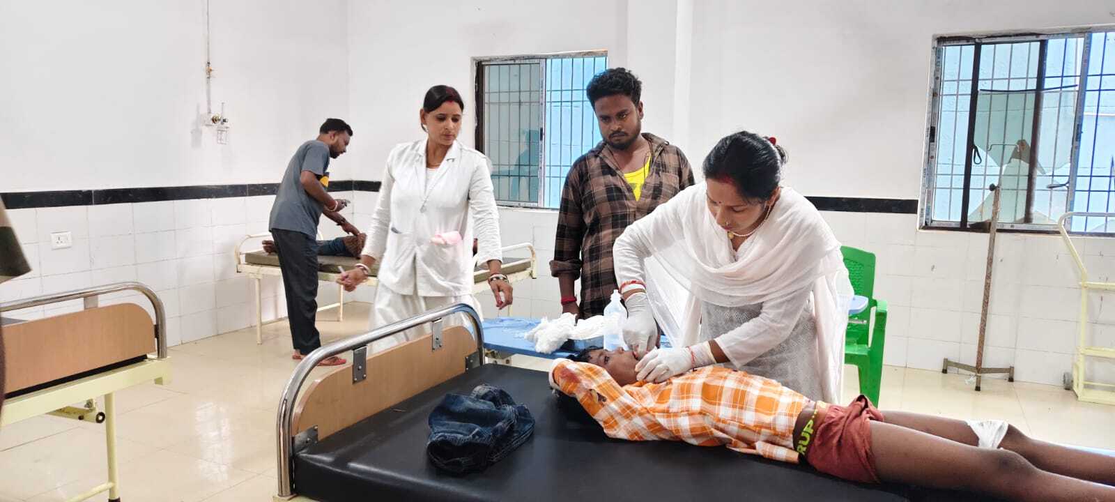 बस की चपेट में आने से सड़क पार कर रहे पिता-पुत्र घायल