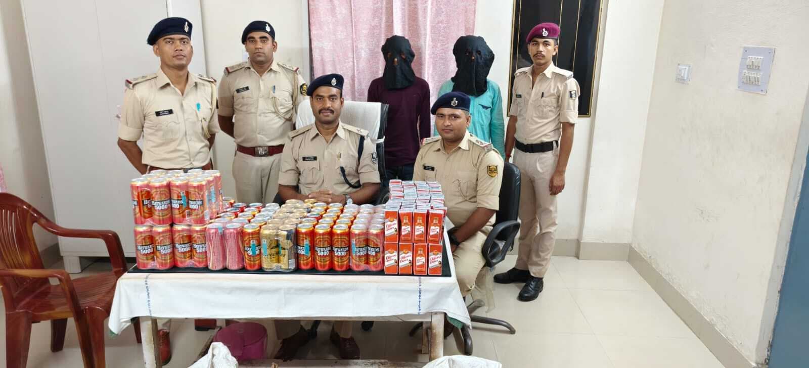 55 लीटर शराब के साथ दो तस्कर गिरफ्तार