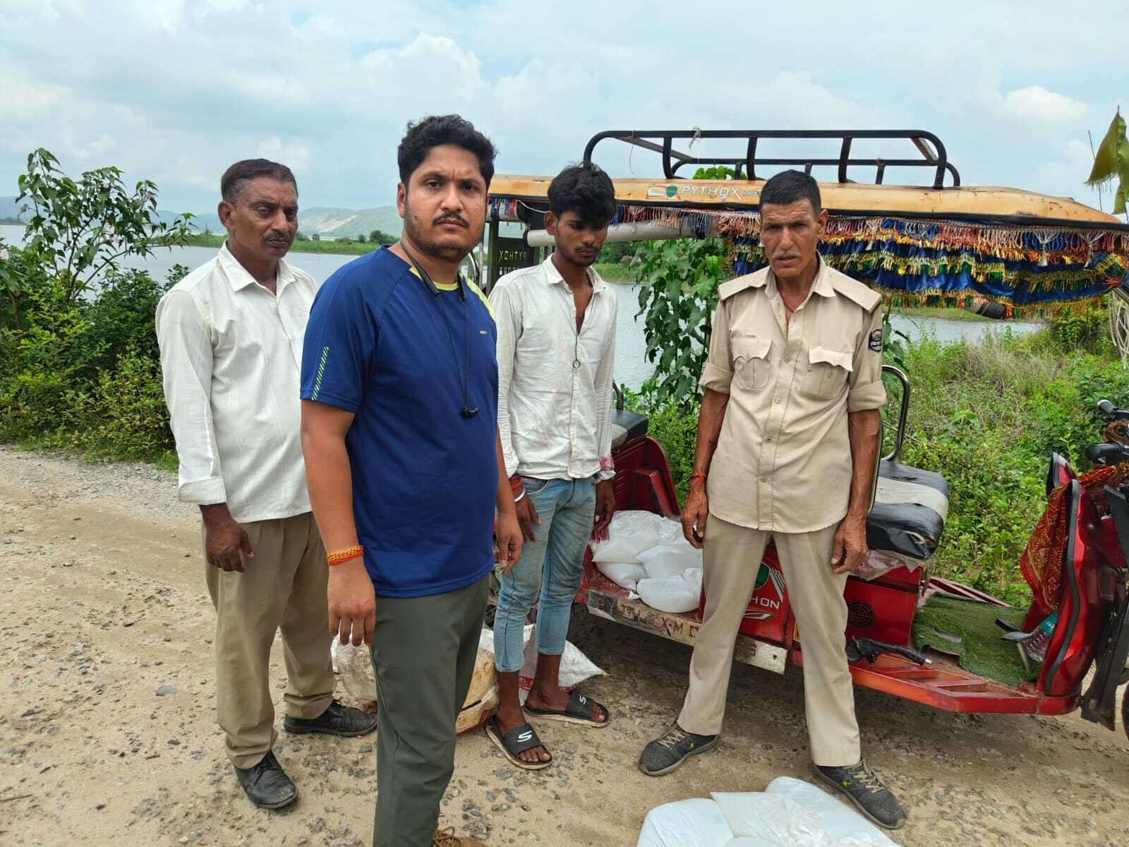 फुलवरिया डैम के पास से टोटो व बाइक पर लदी 198 लीटर शराब जब्त