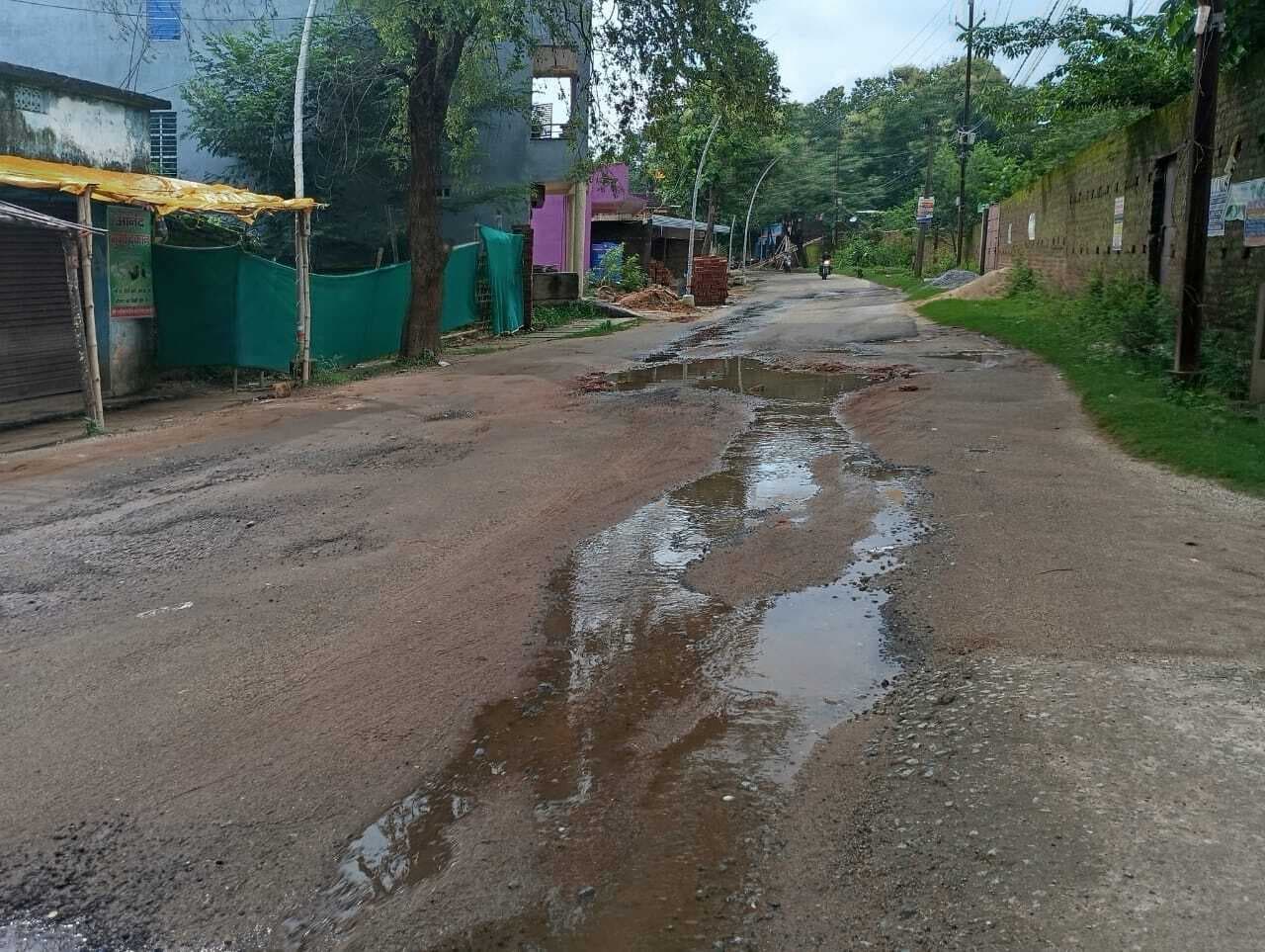 बुंडू नगर पंचायत ब्लॉक रोड में गड्ढे, चलना मुश्किल