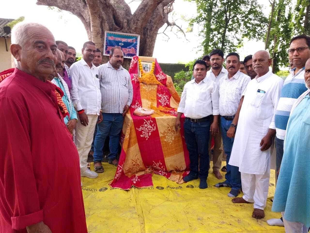 असेफा संचालक को दी श्रद्धांजलि, लोगों ने की शांति की प्रार्थना