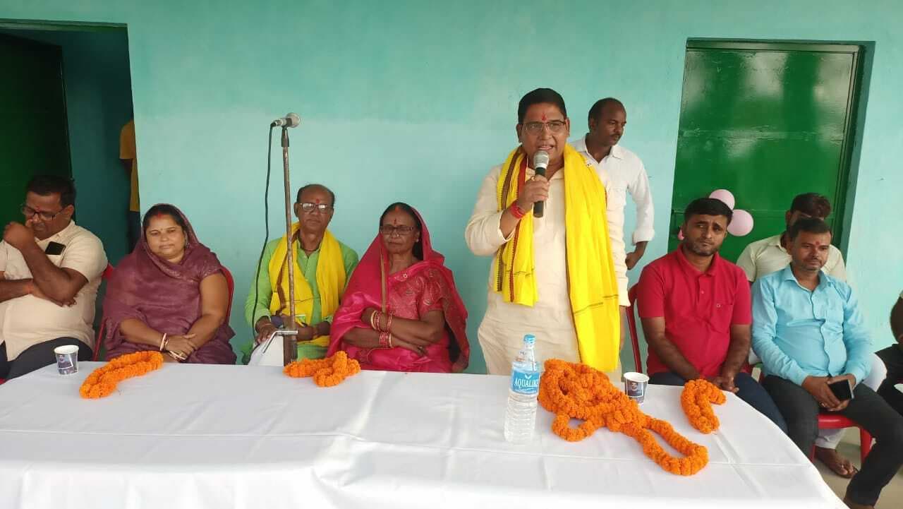 सात लाख से निर्मित कला मंच का विधायक ने किया उद्घाटन