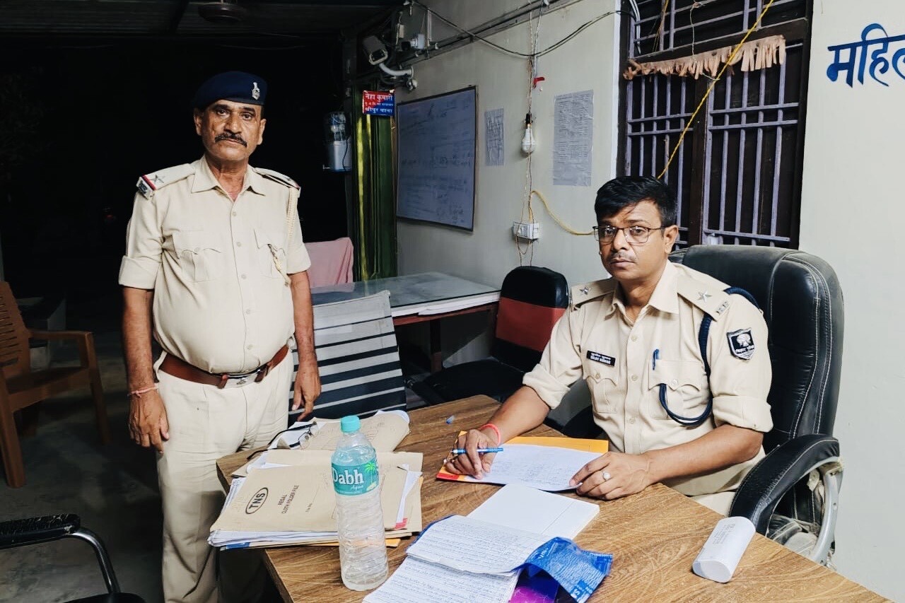 फुलवरिया व श्रीपुर थाने का औचक निरीक्षण, इंस्पेक्टर ने दिये सख्त निर्देश