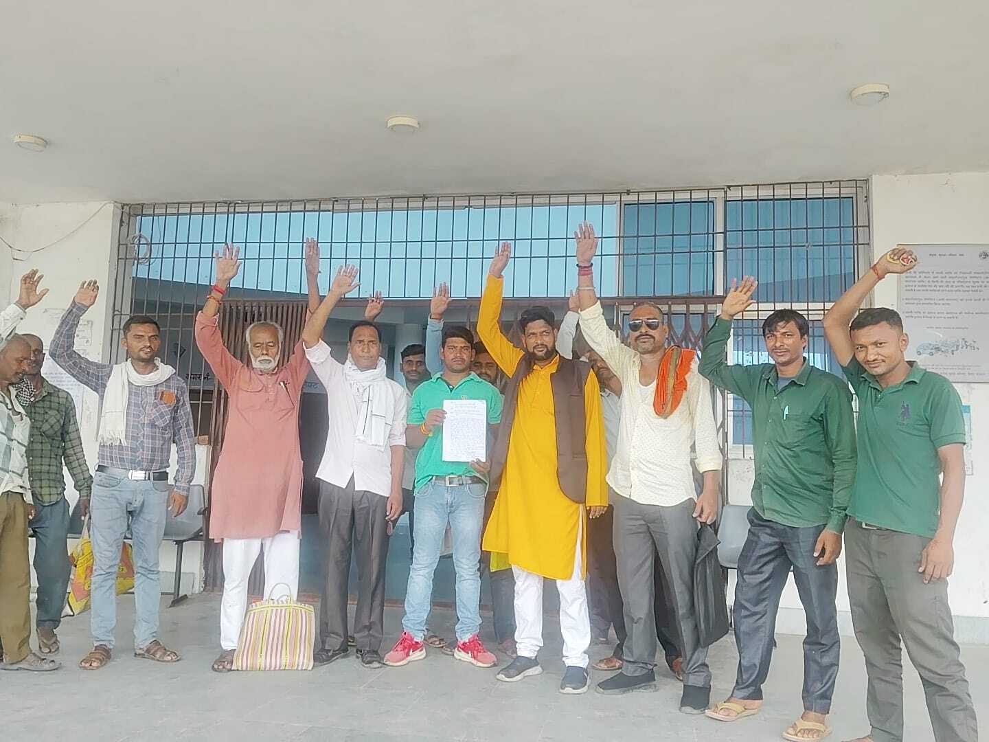 ई- रिक्शा चालक संघ सदस्यों ने बीडीओ को सौंपा ज्ञापन