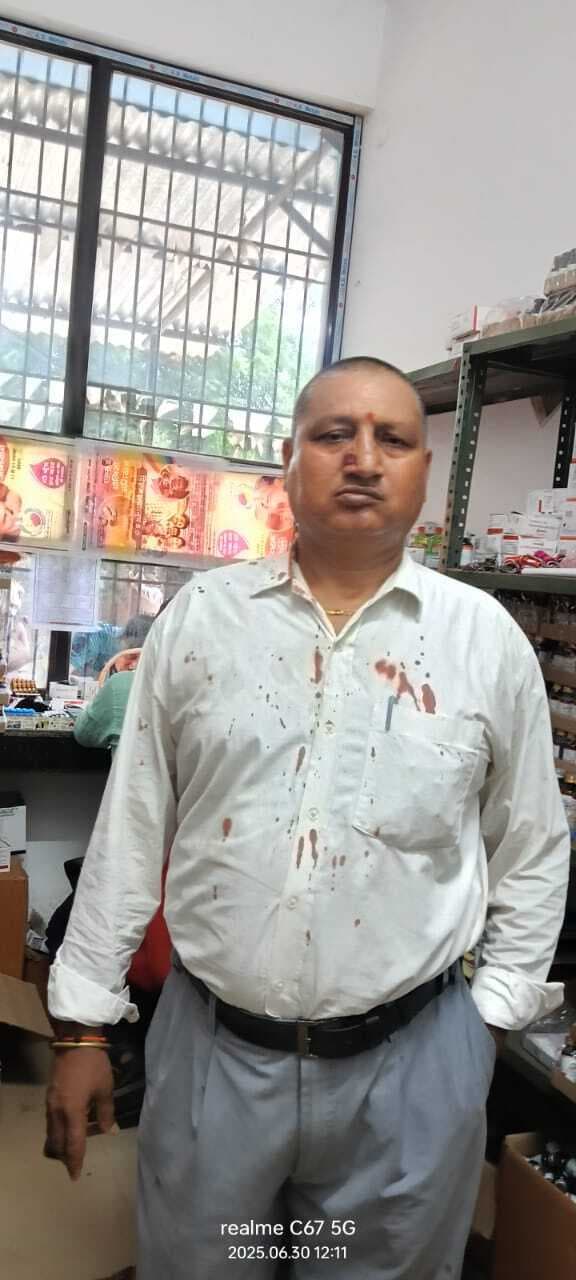 मारपीट करने को लेकर स्वास्थ्य सेवक ने थाने में दिया आवेदन